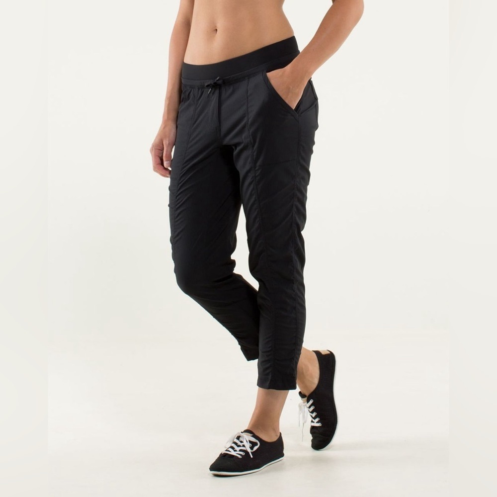 Lululemon Street To Studio crop size 4 *minor flaw*